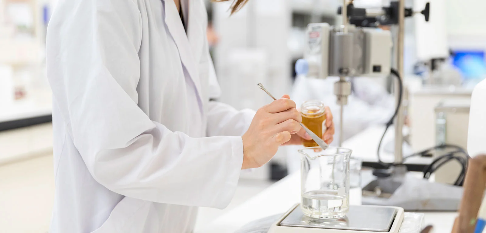مشروع صناعة وبيع مستحضرات التجميل الطبيعية